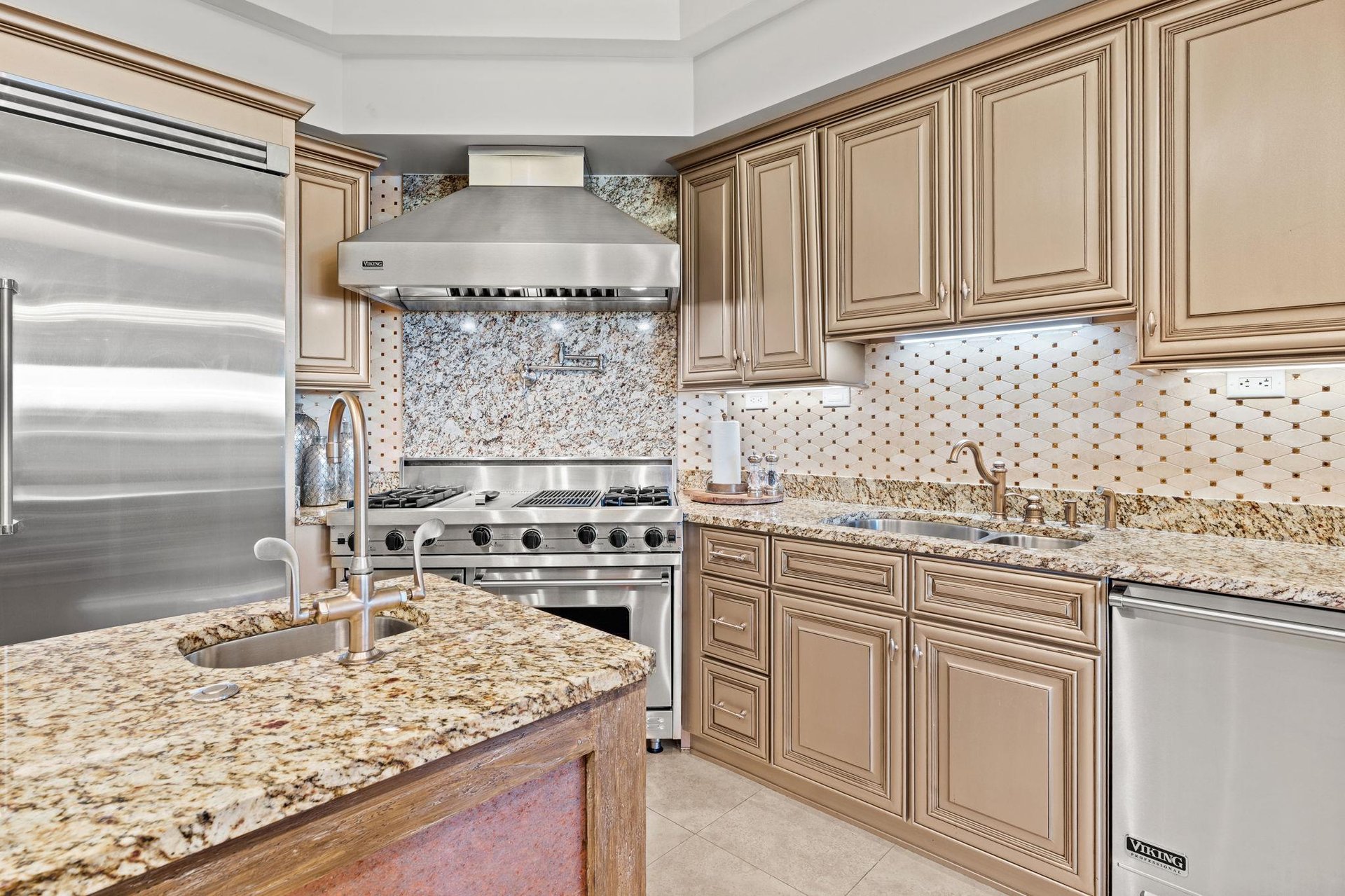 Viking range with plenty of cooking space