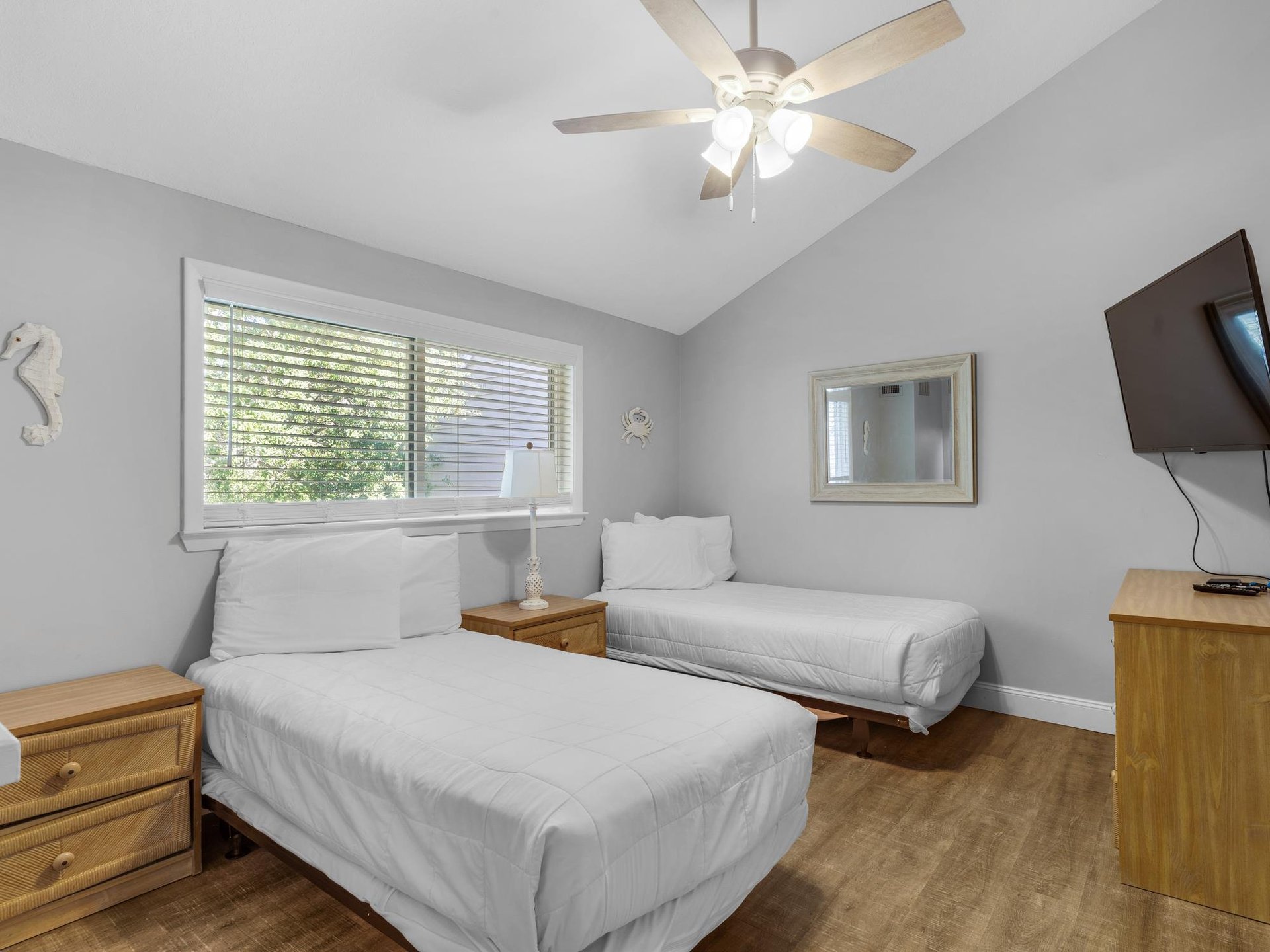 Upstairs Loft Bedroom with 2 Twin Beds