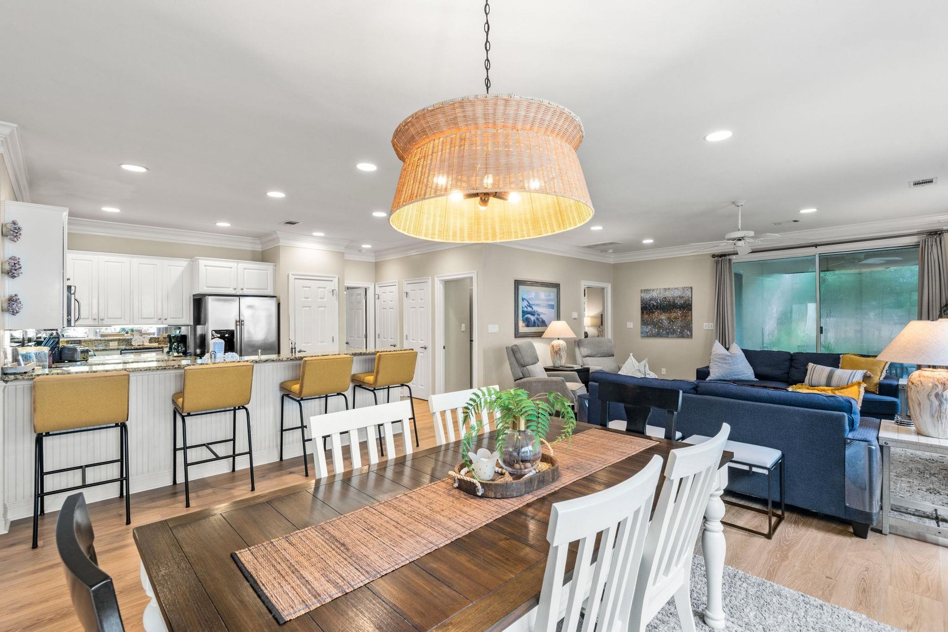 Bright openplan space where your group can gather effortlessly.