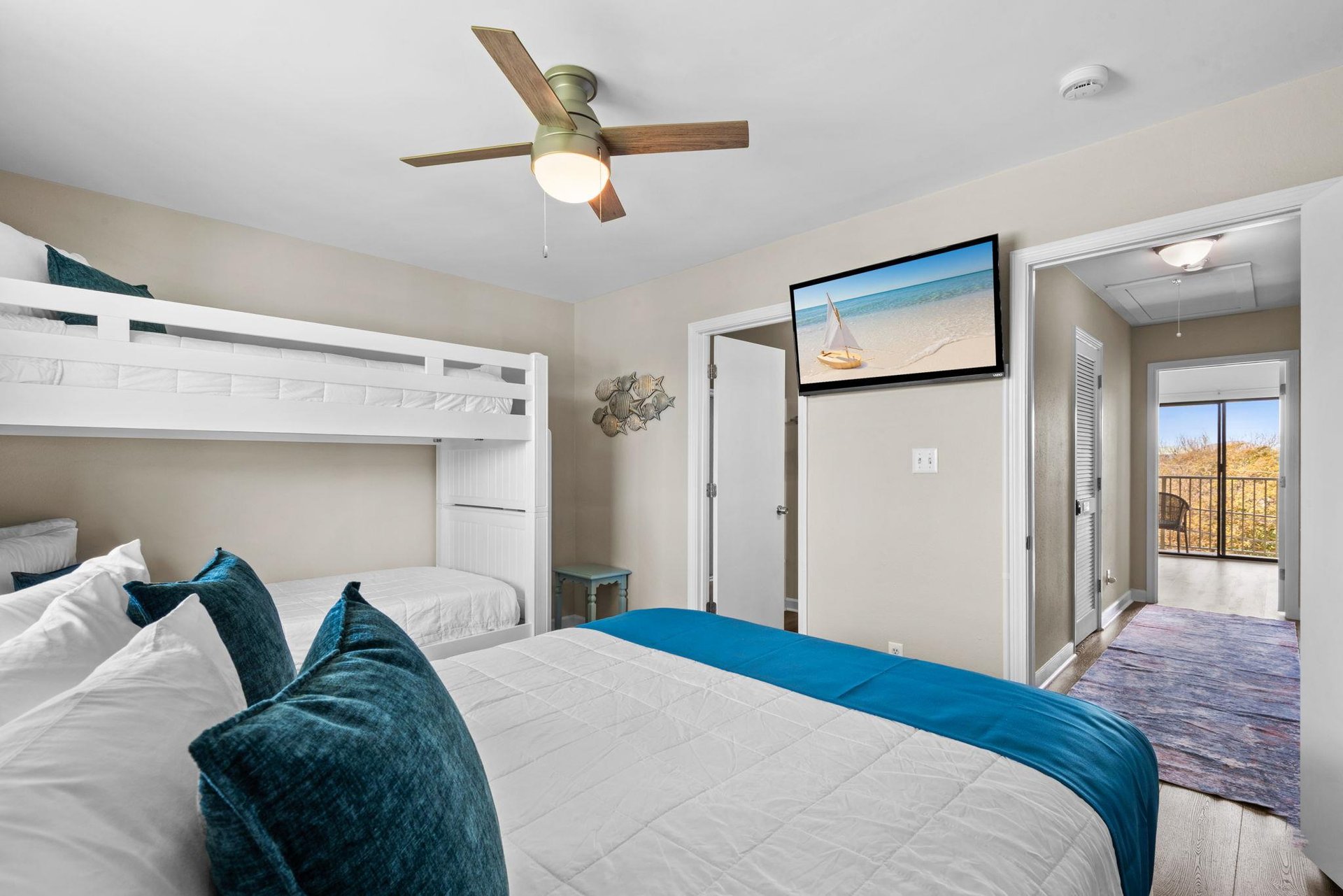 Crisp white linens invite restful sleep, while the bunk above maximizes space for your whole crew to spread out and relax together.