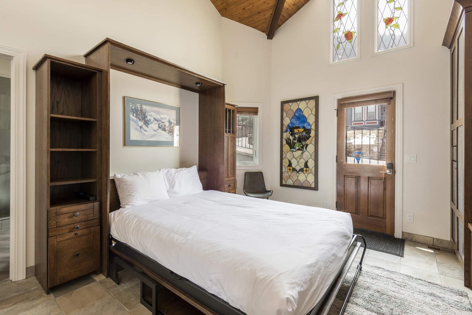 Guest bedroom with convenient ski access via Park Avenue