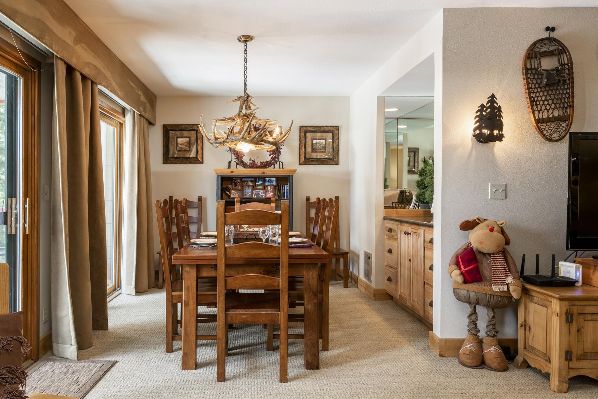 Dining area with seating for 6