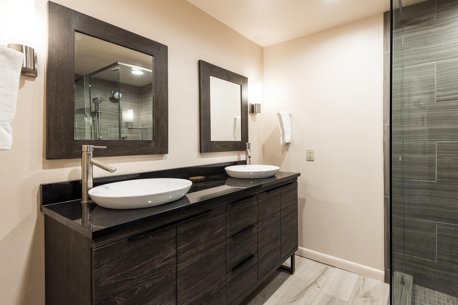 Double vanity bathroom