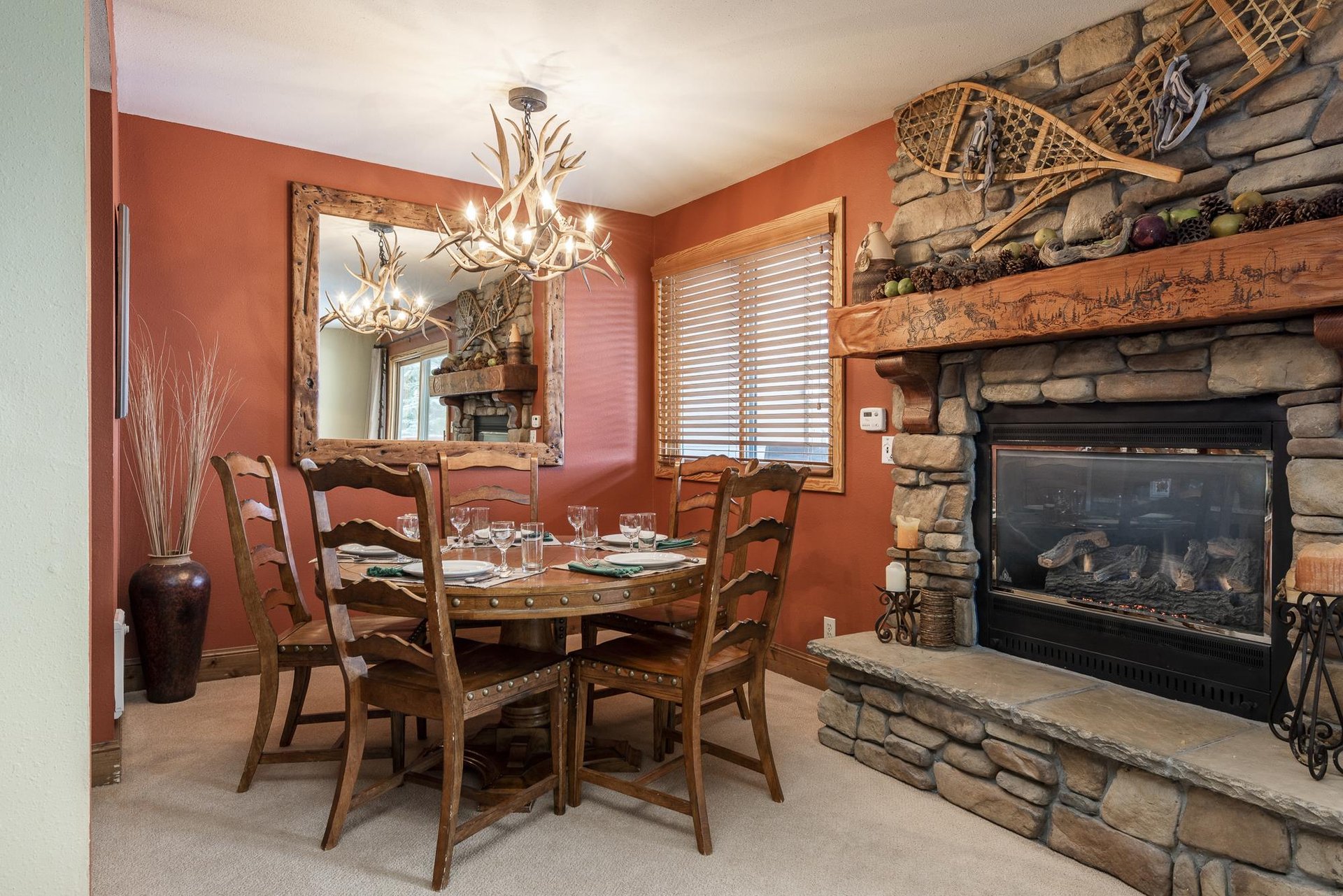 Dining area with seating for 5