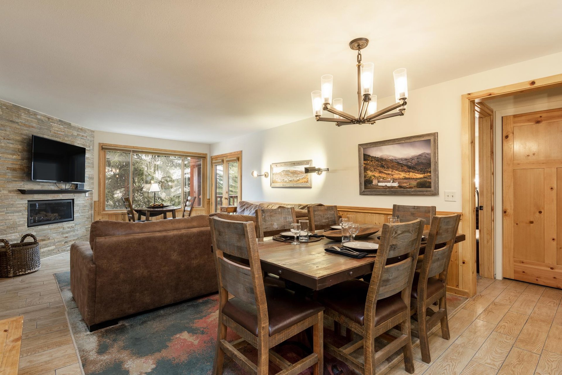 Dining area with seating for 6