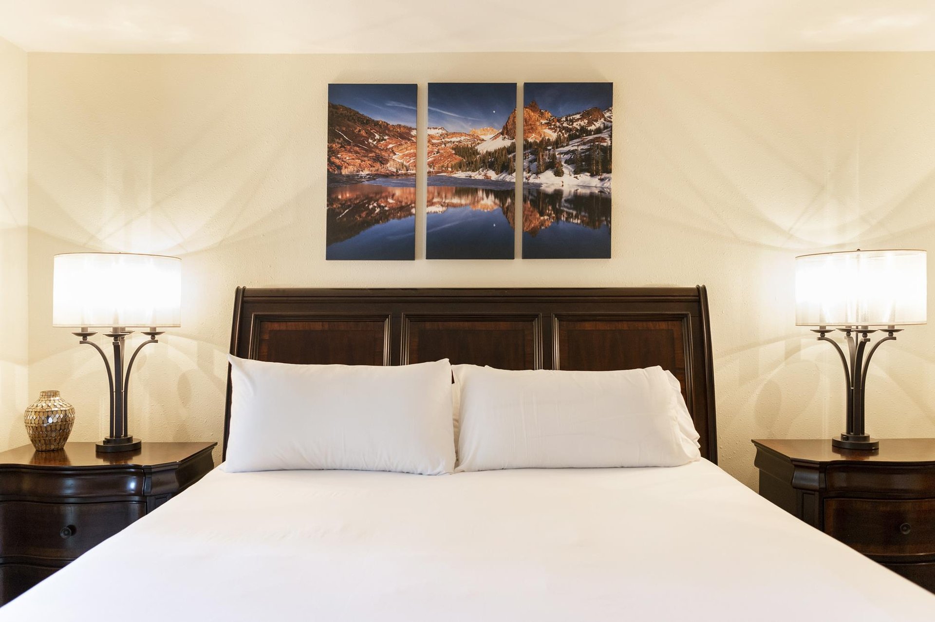 Comfortable kingsized bed in the main bedroom
