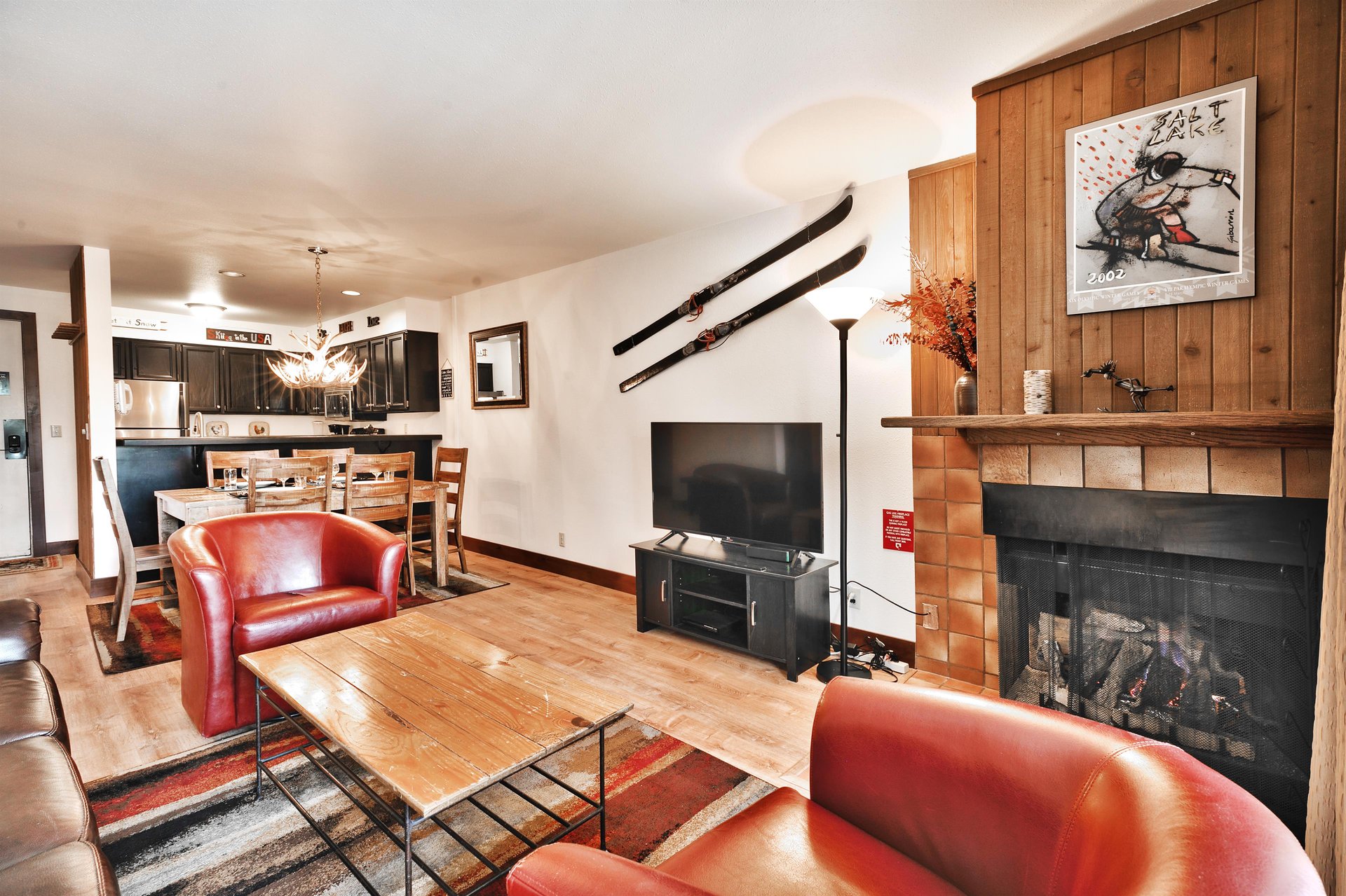 Enjoy a relaxing evening after a day of skiing by the cozy gas fireplace while watching your favorite TV show or game on the flat screen TV