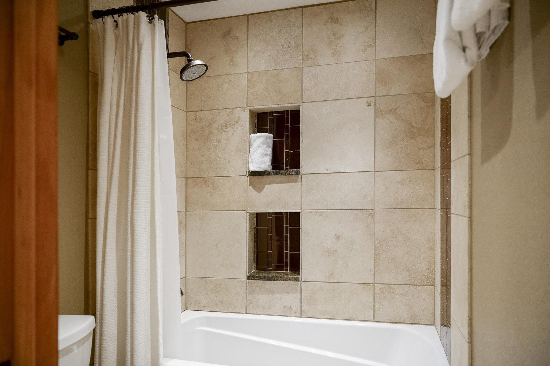 Ensuite main bathroom with showertub combo