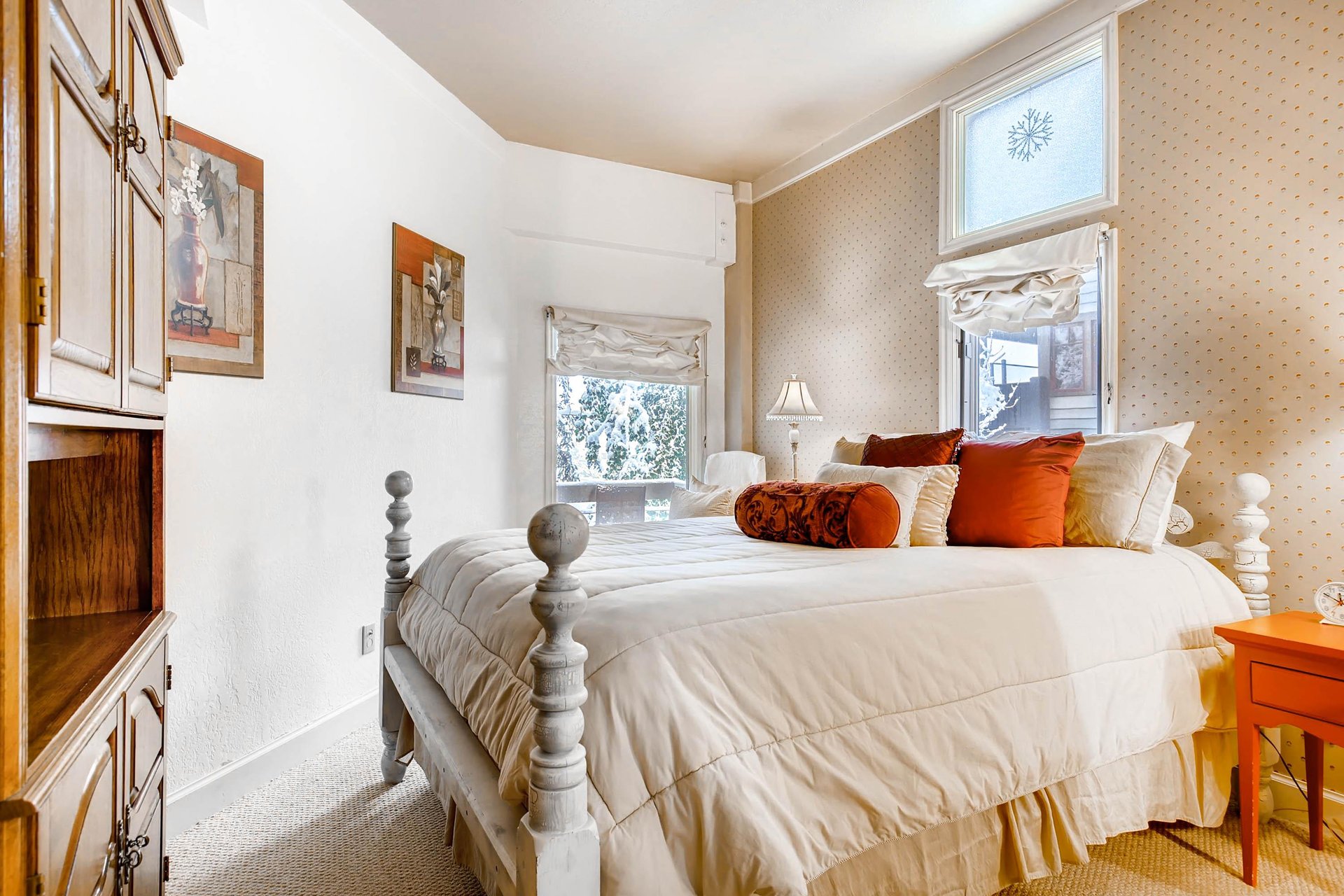 Comfy queen bed  ParkCityLodging_PowderRunC11_GuestRoom2