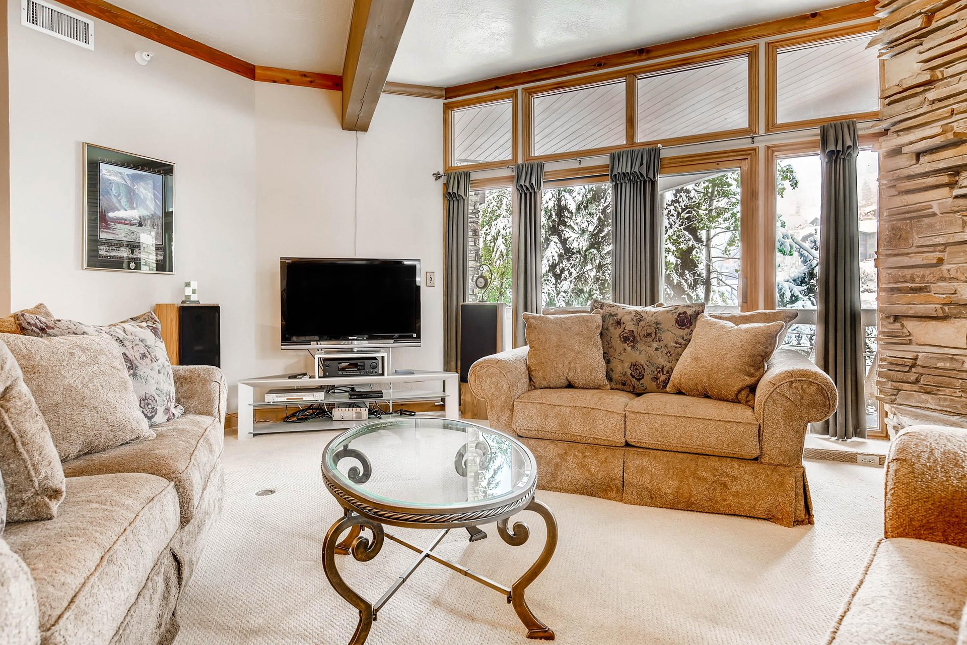 Natural light large screen TV  ParkCityLodging_PowderRunC11_LivingArea4