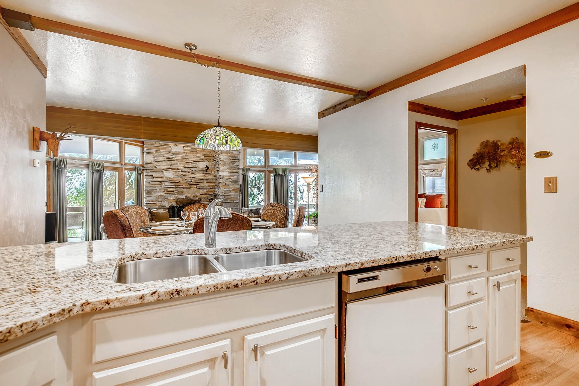 Open floor plan mountain views  ParkCityLodging_PowderRunC11_Kitchen3