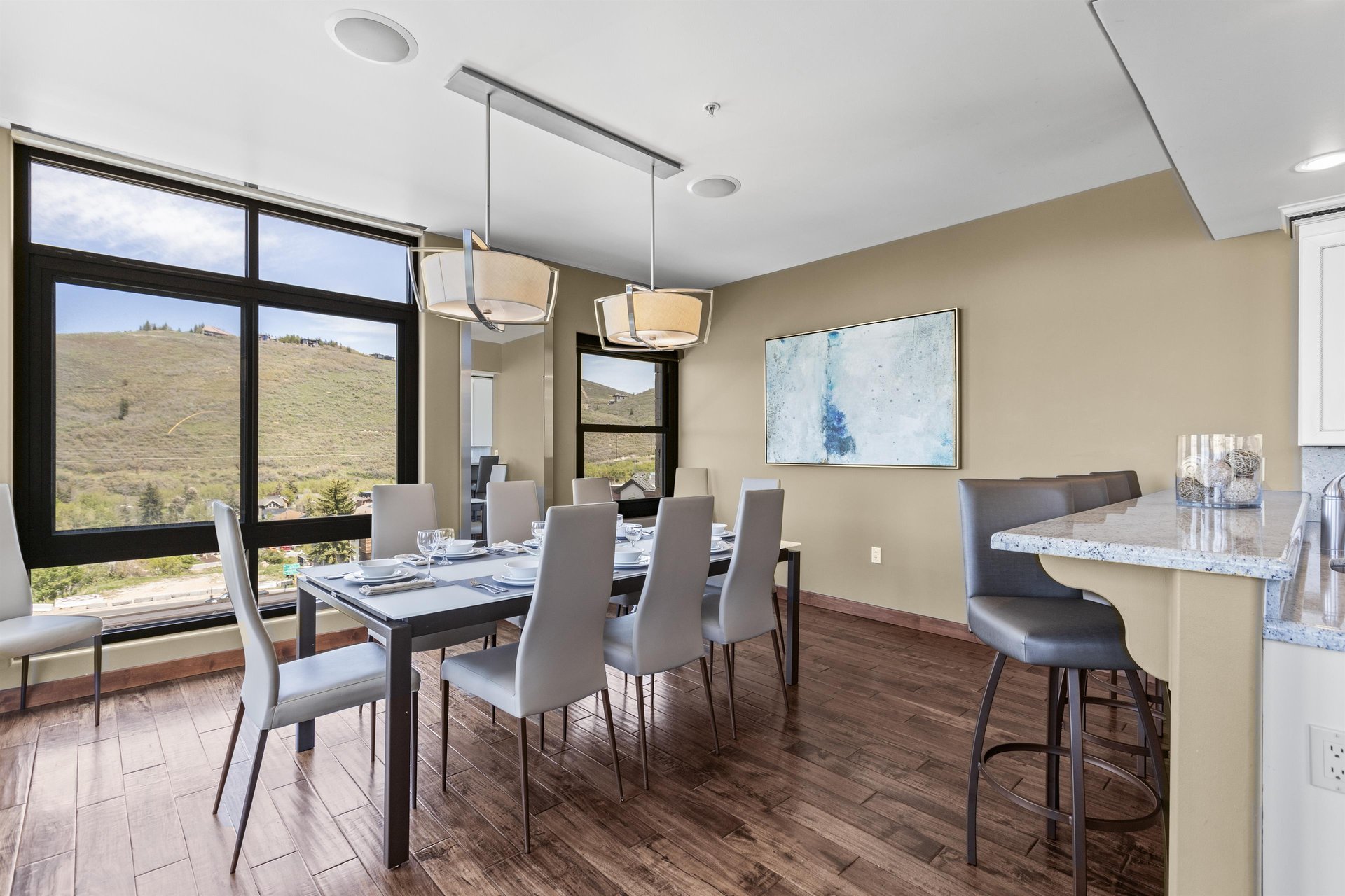 The Lowell 401 dining table has place settings for 8 guests.