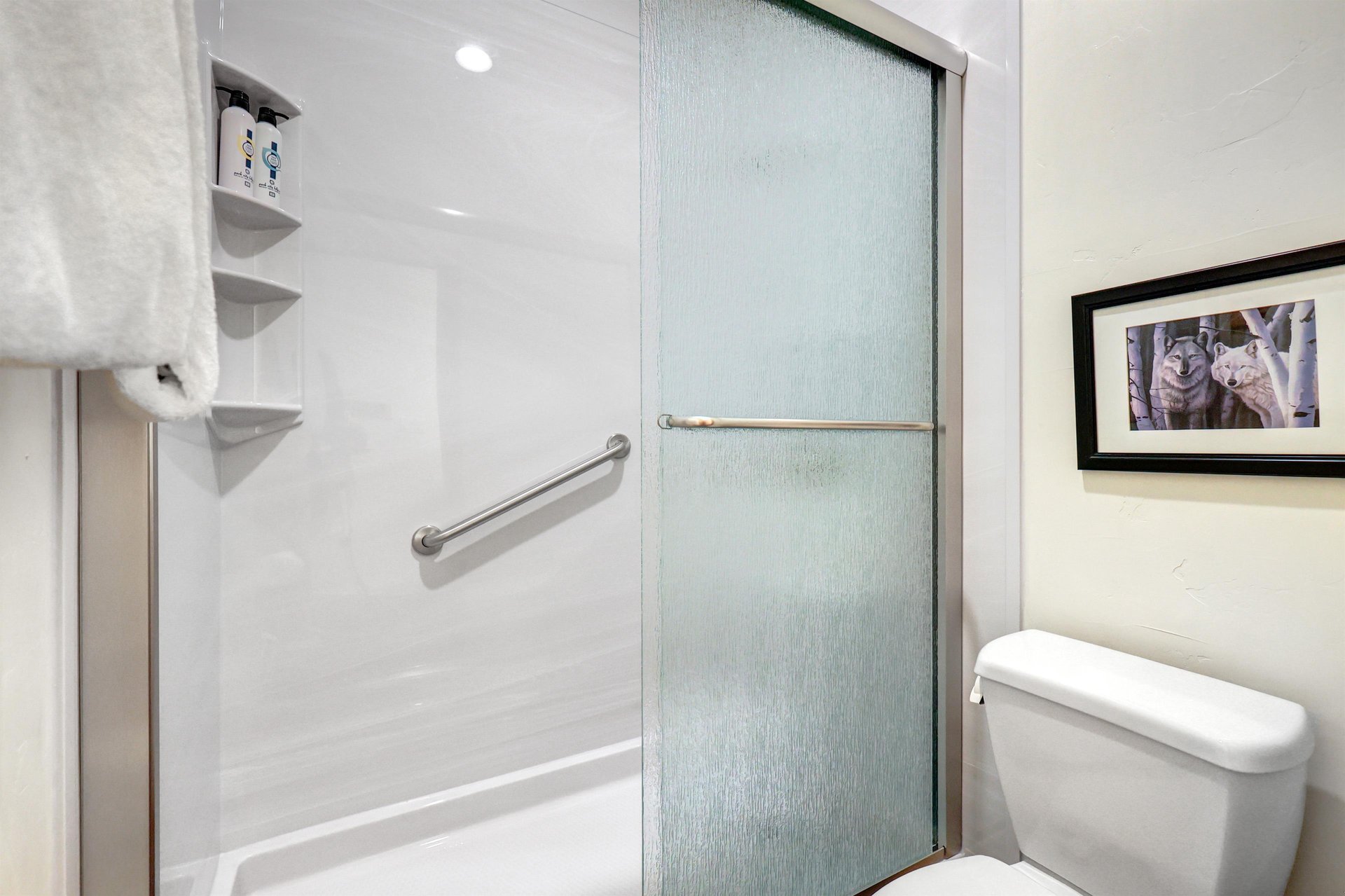 The main bedroom has an en suite bathroom with a bathtub and shower combination.