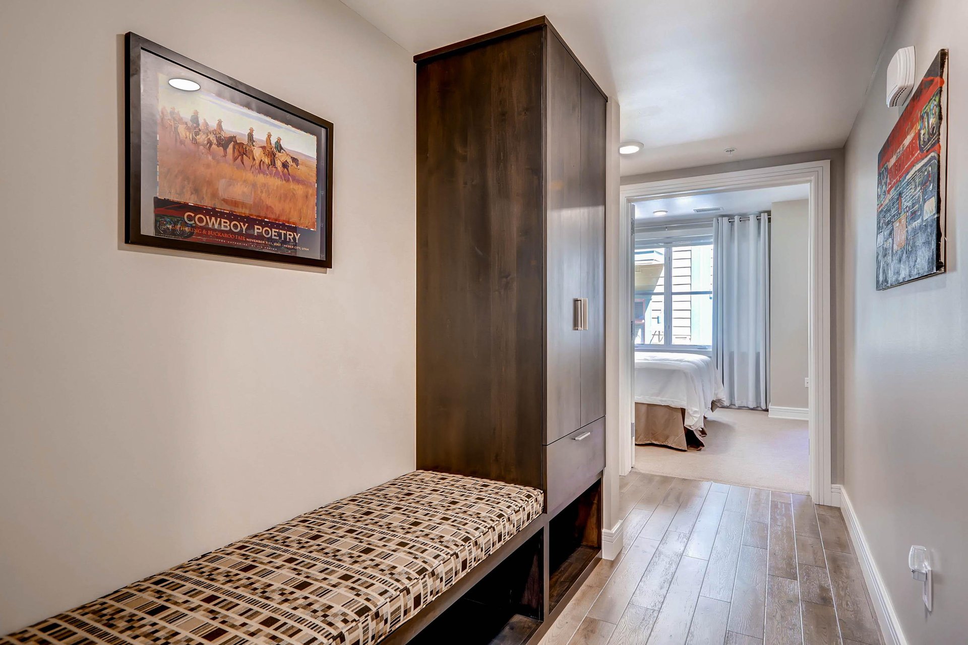 ParkCityLodging_820ParkAve204_Hall_1