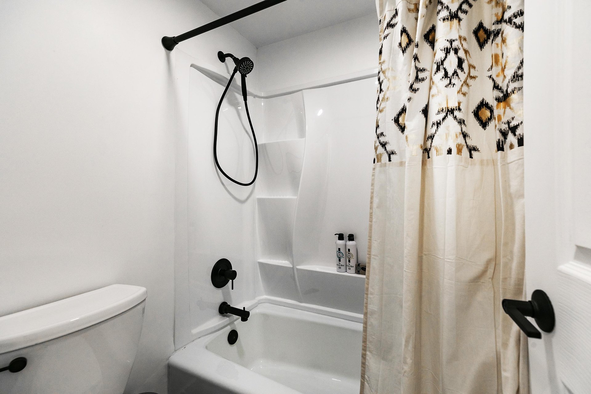 Combo bath tub shower in the main bathroom with adjustable shower head