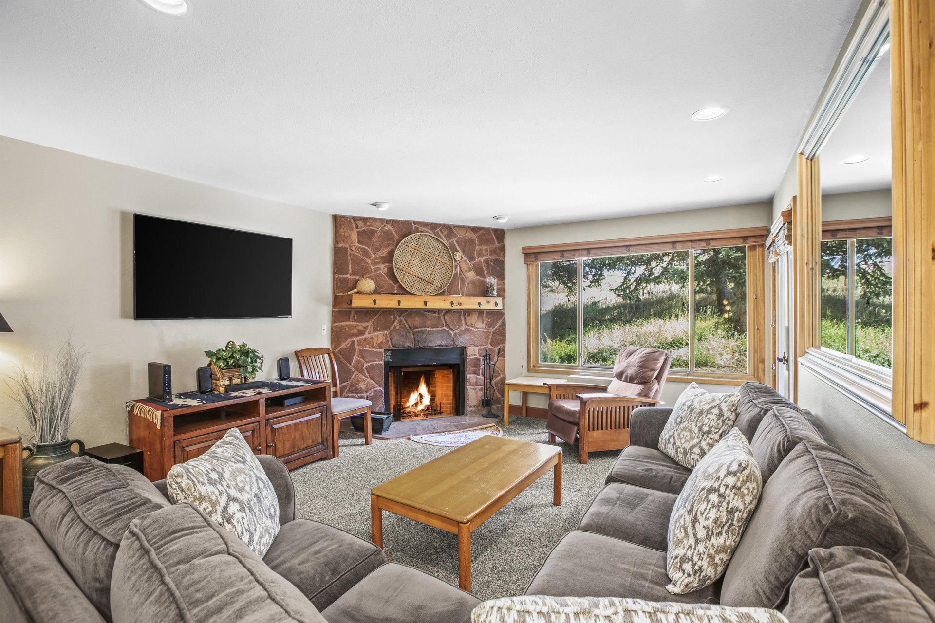 Snow Flower 007 offers a cozy living room with spacious seating and gas burning fireplace.