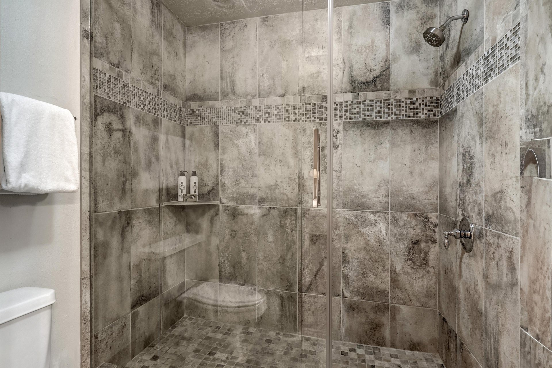 En suite bathroom with a walkin shower.