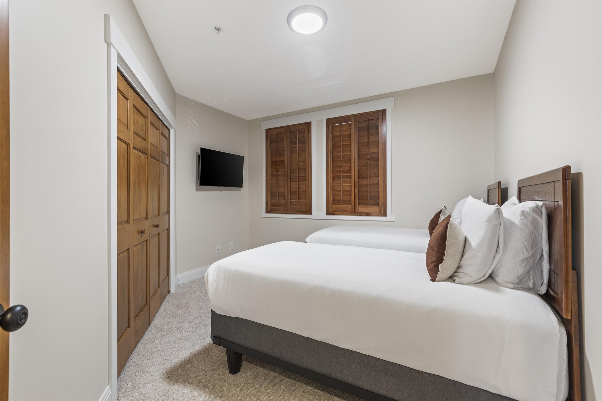 The third bedroom with two twinsize beds that can be made into a kingsize bed with 24hours advanced notice.