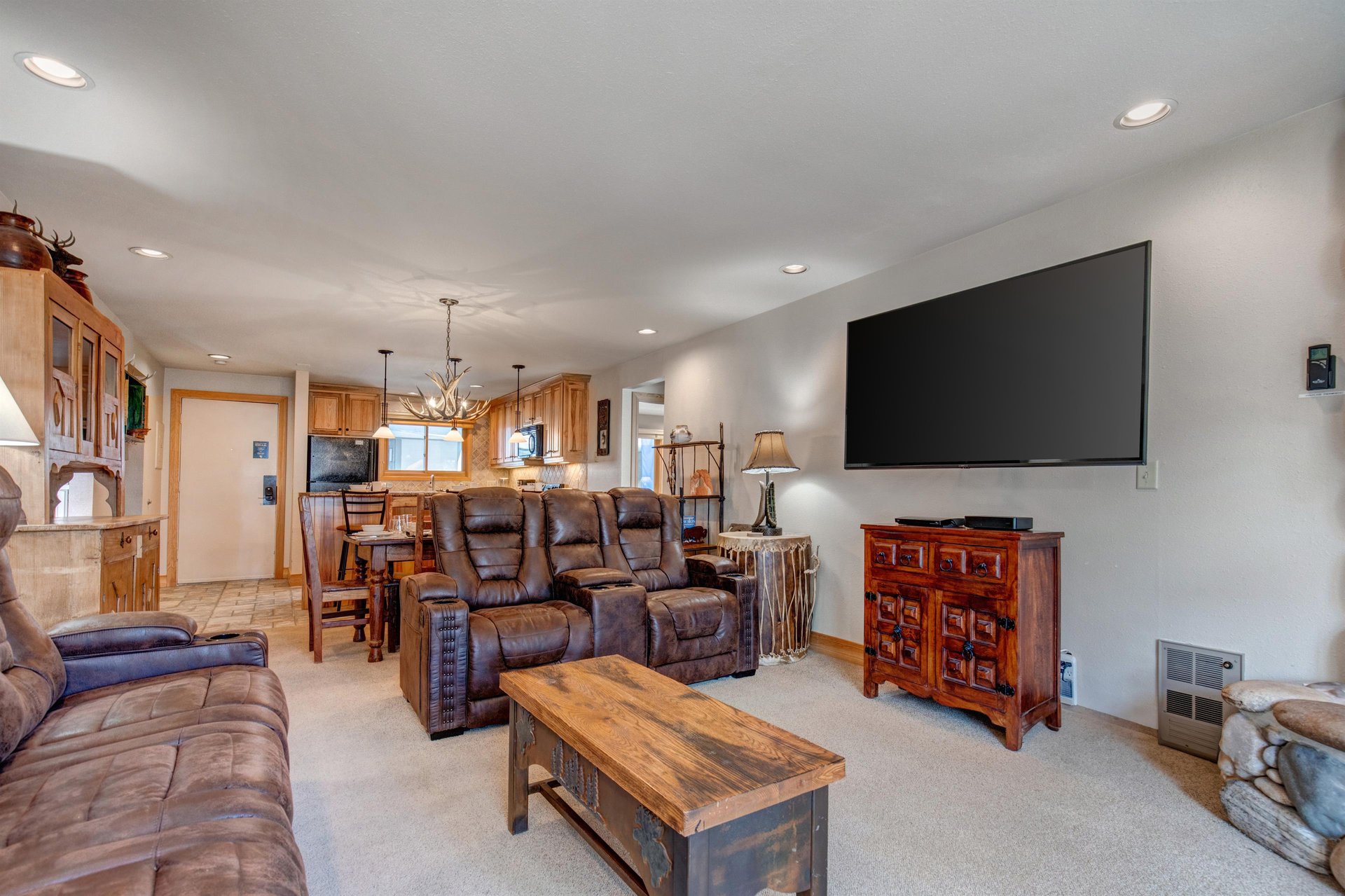 Snow Flower 20 offers a cozy living room with flatscreen TV and leather furnishings.