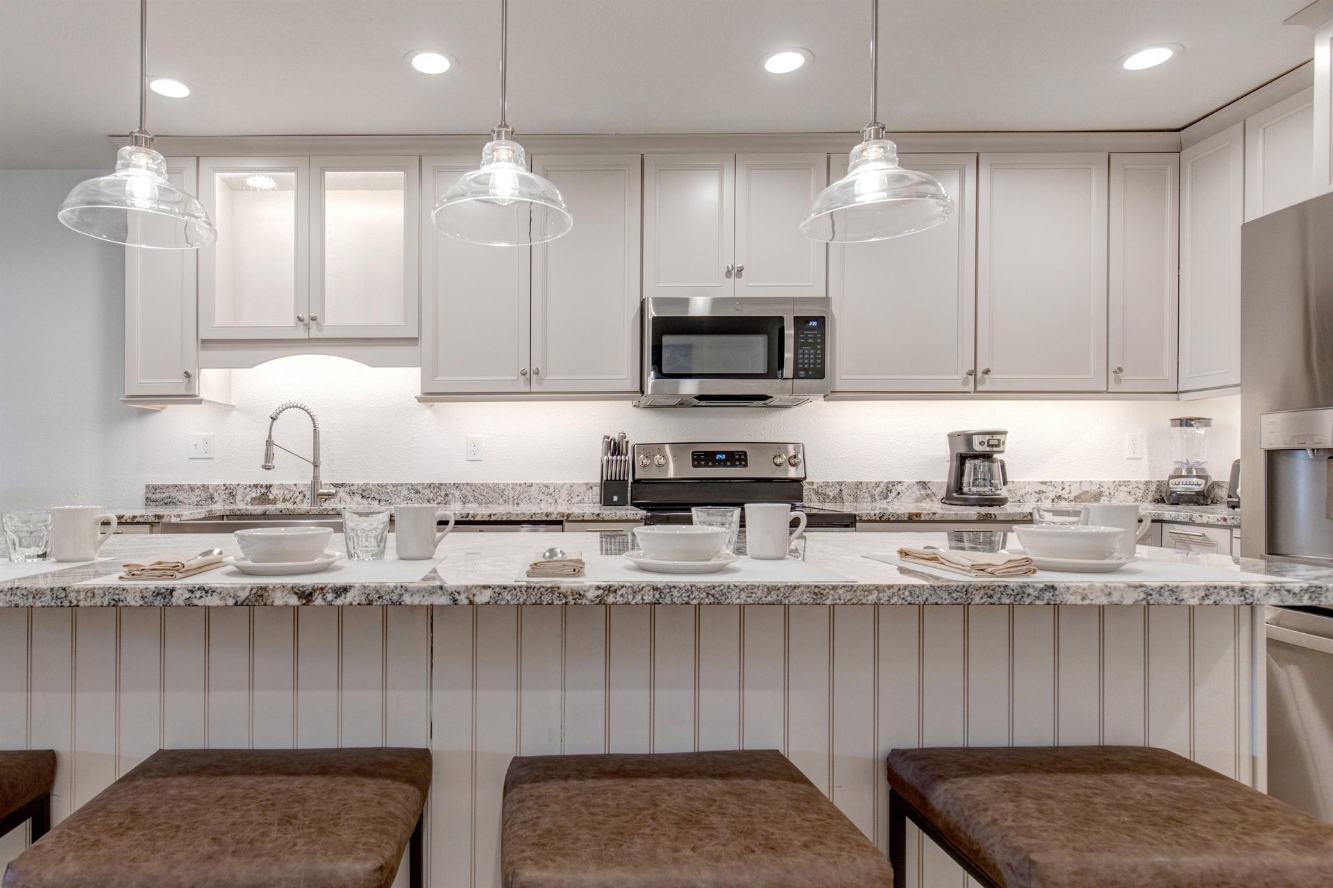 Snow Flower 6 offers a bright kitchen with spacious island with leather topped stools.