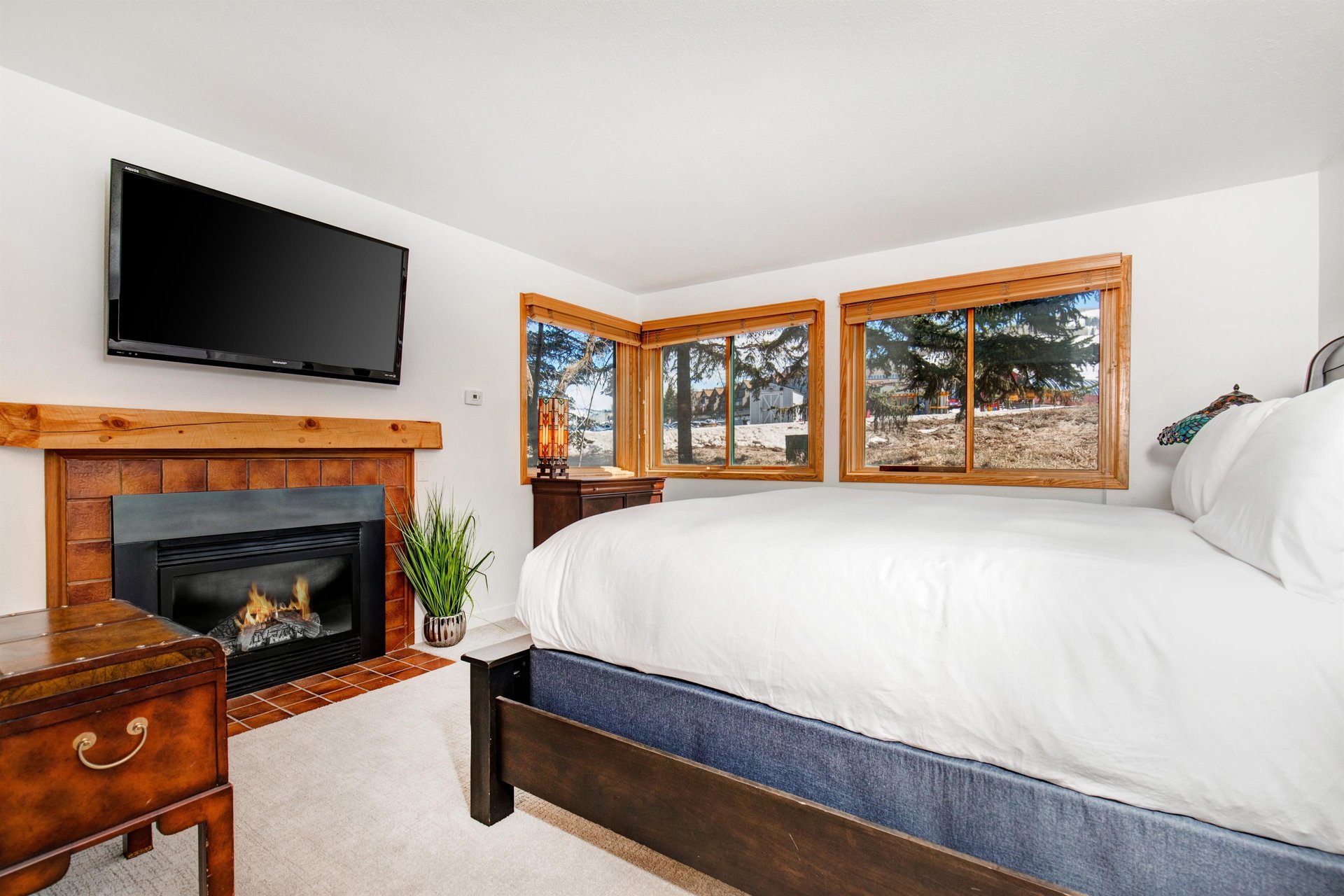 The main suite offers a kingsize bed, flatscreen TV and gas burning fireplace.