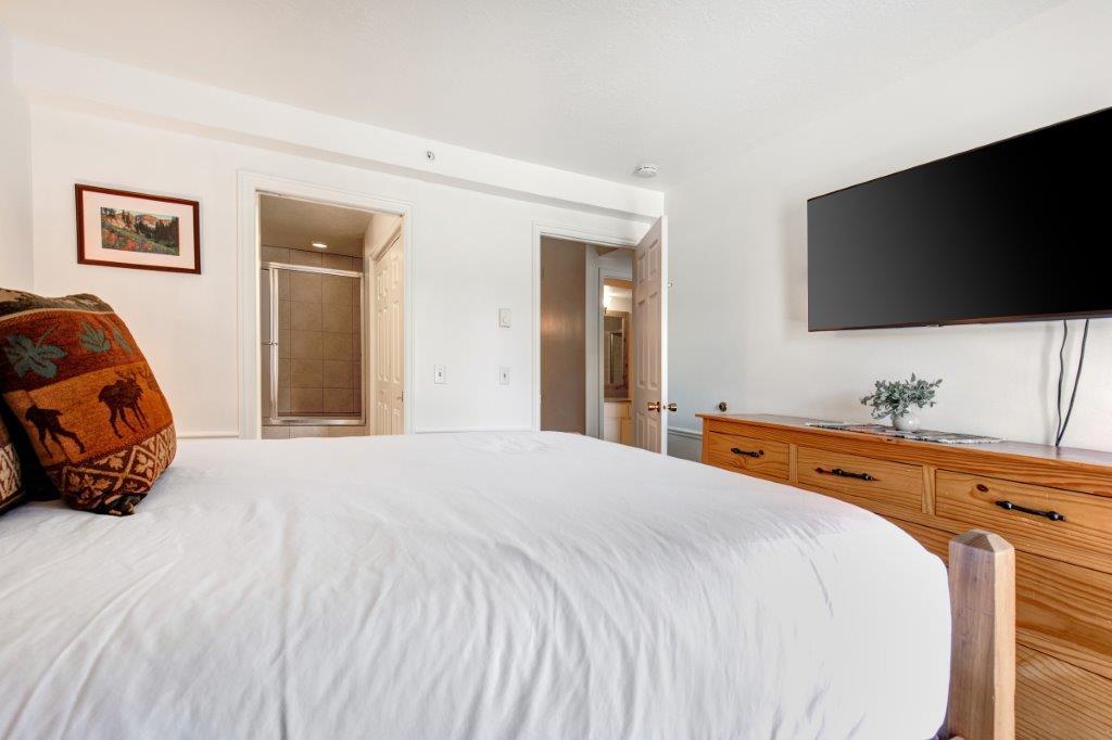 The main suite has a kingsize bed, wood furnishing and en suite bathroom