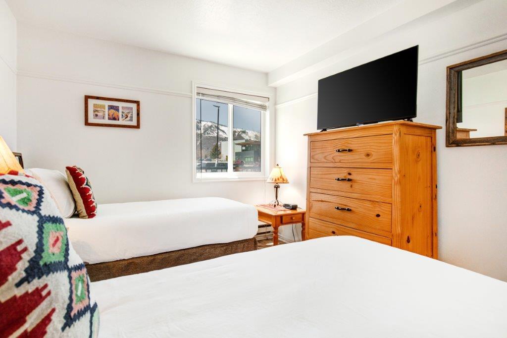 The second bedroom has two twin beds which can be made into a kingsize bed with 24hours advanced notice.
