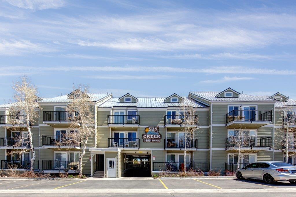 The exterior of the Sun Creek Condominiums.