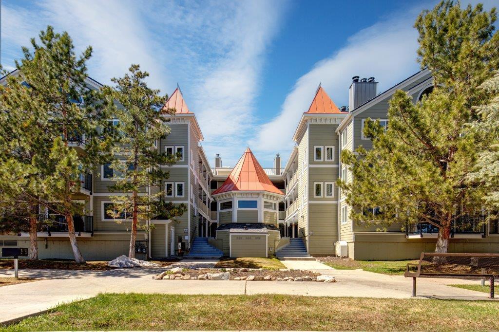 The exterior of the Sun Creek Condominiums.