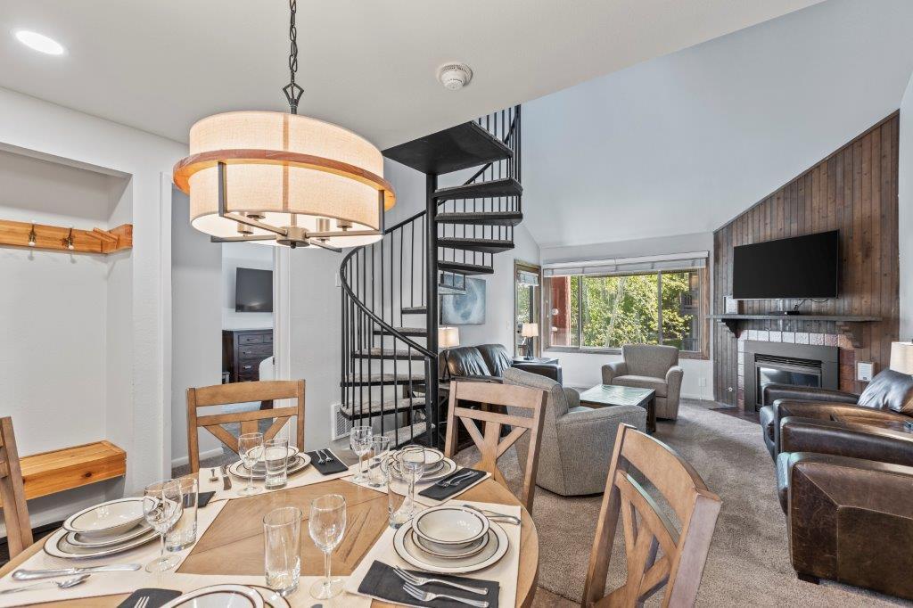 Snow Flower 79 offers an open concept dining area with seating for five guests.