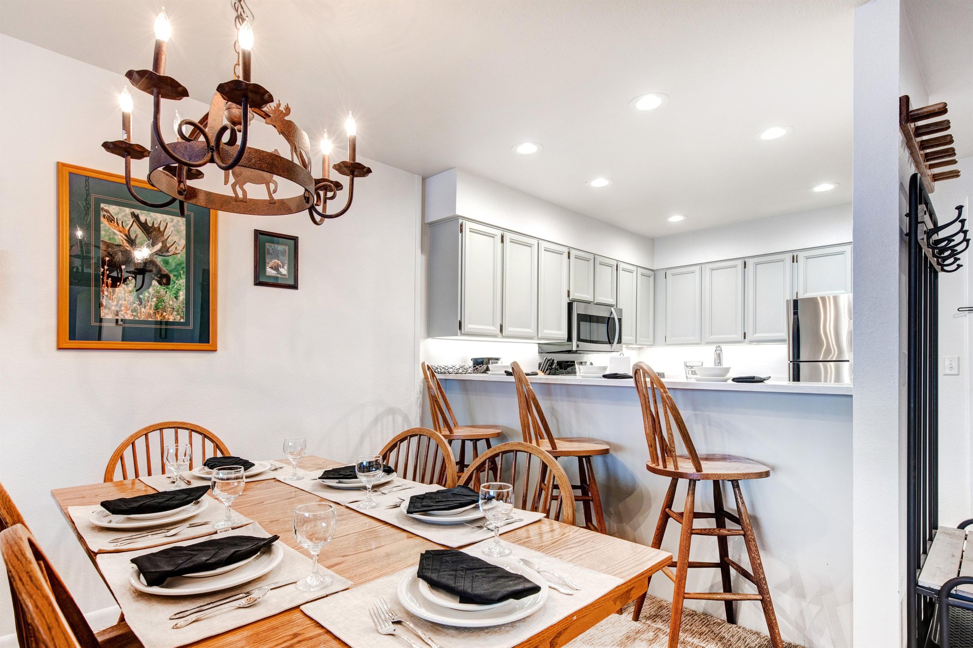 The open concept dining space with seating for 6 guests and the breakfast bar with seating for 3 guests.