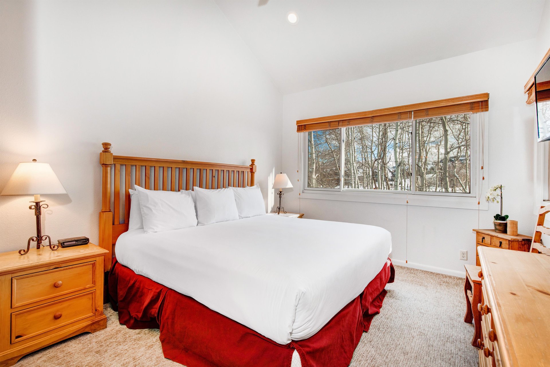 The main suite offers a kingsize bed and wood furniture.