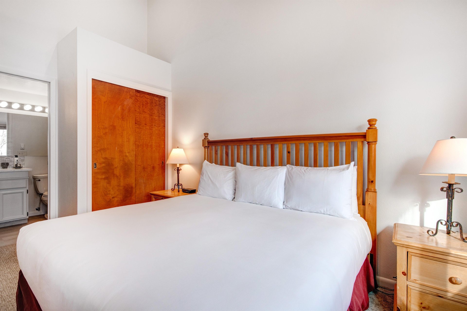 The main suite offers a kingsize bed and wood furniture.