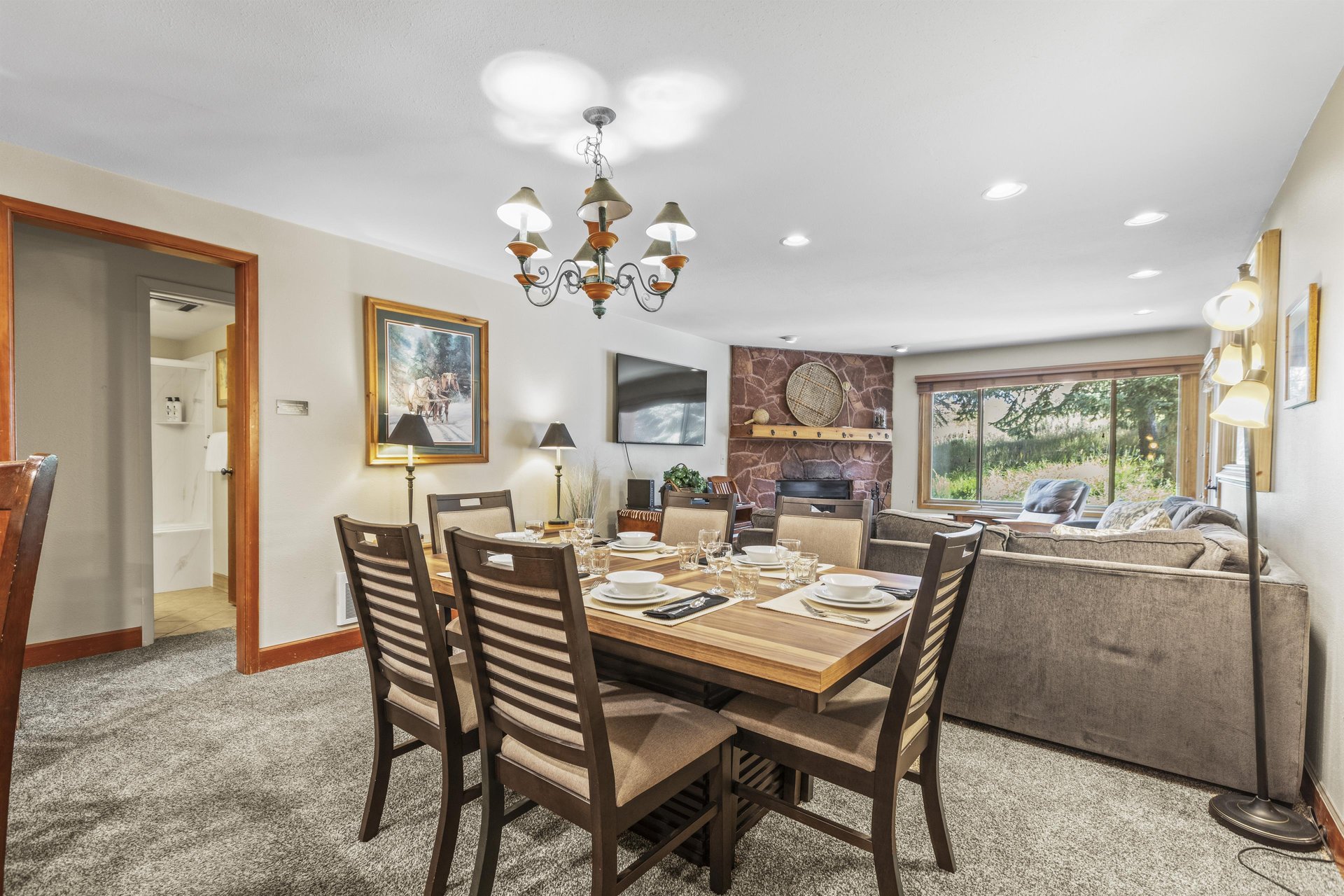 Snow Flower 007s dining table offers seating for 6 guests.