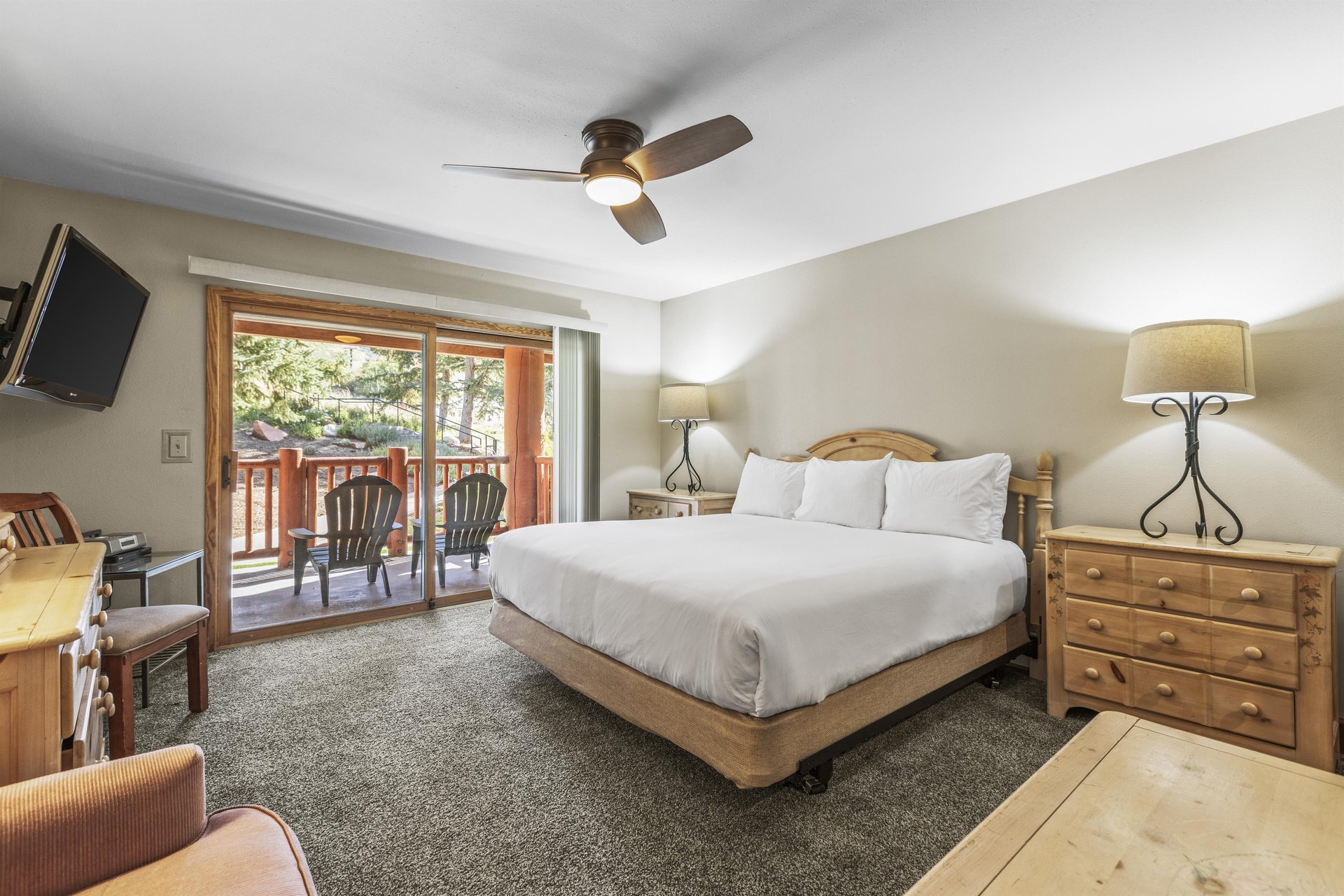 Snow Flower 007 has a main suite with king size bed and access to a private patio.