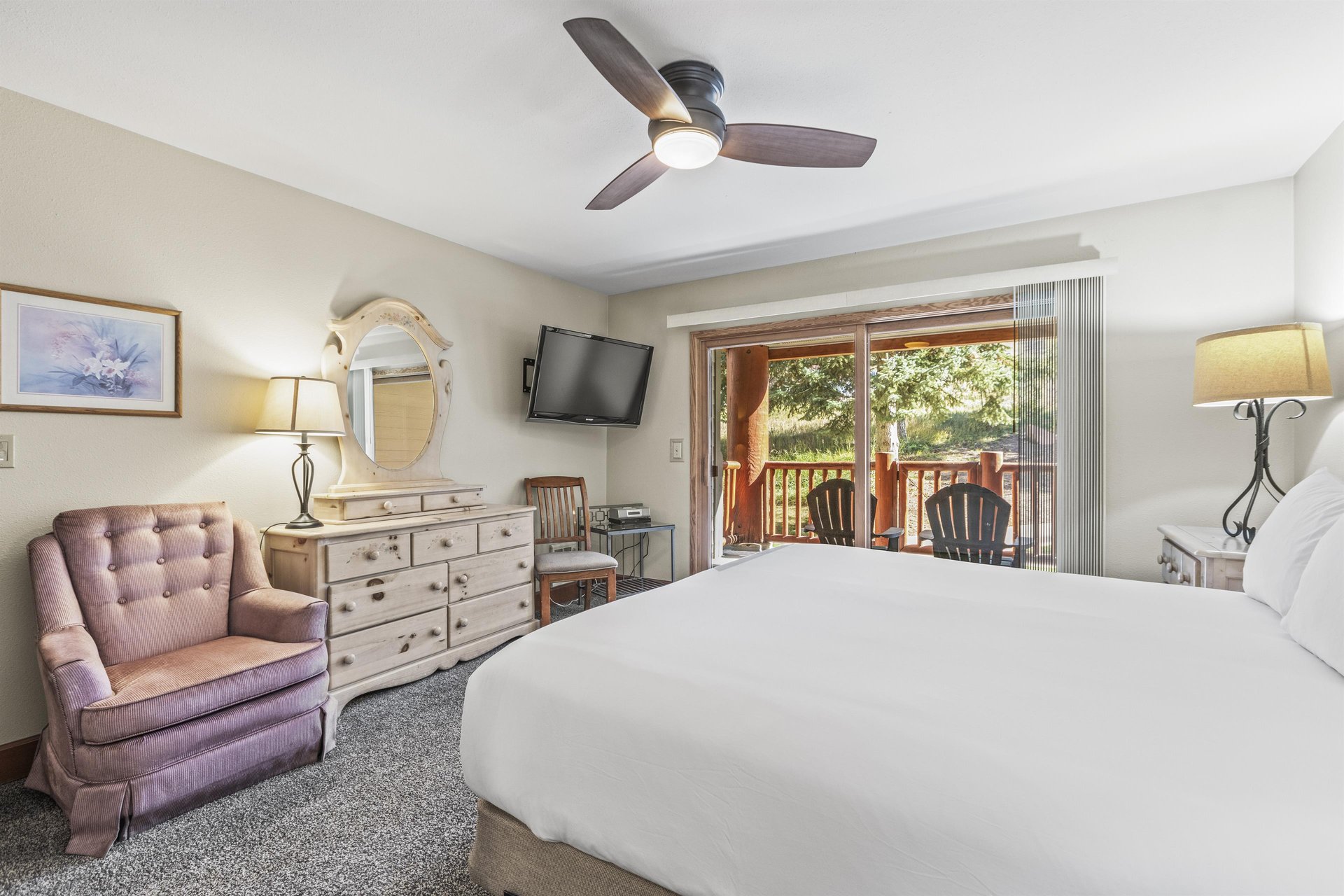 Snow Flower 007 has a main suite with king size bed, flat screen TV and dresser.