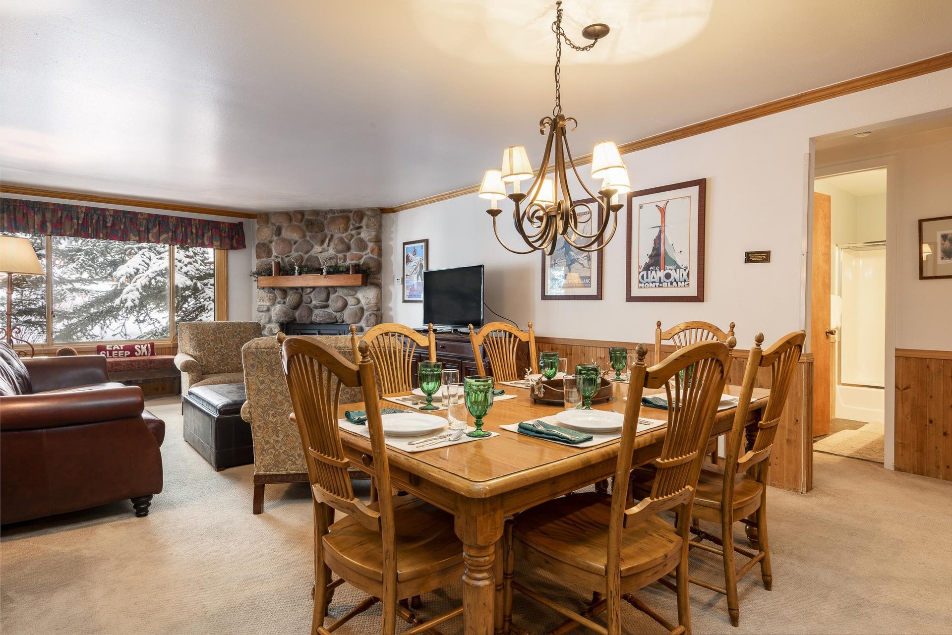 Dining area with seating for 6