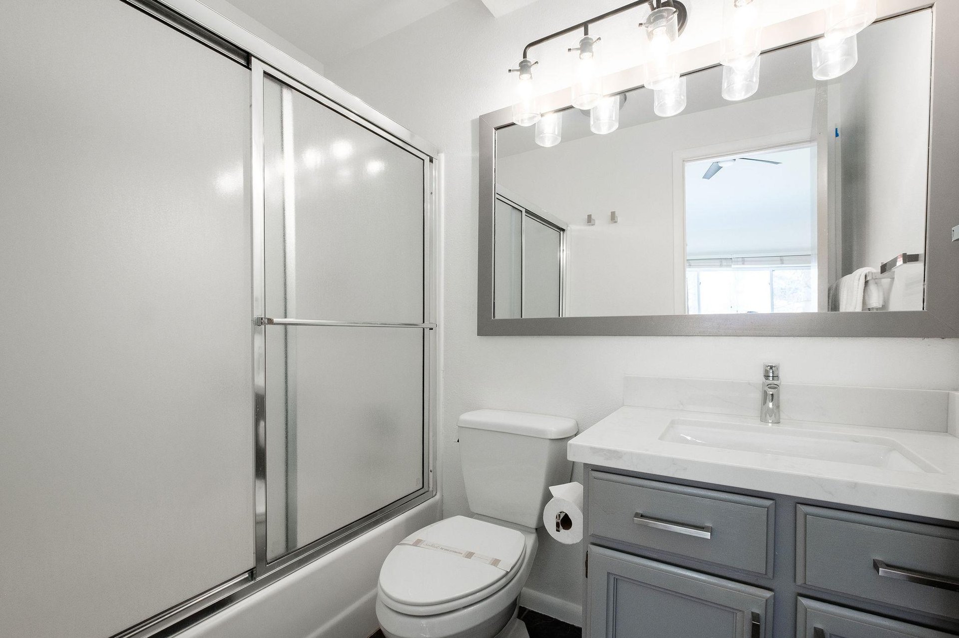 Full ensuite main bathroom