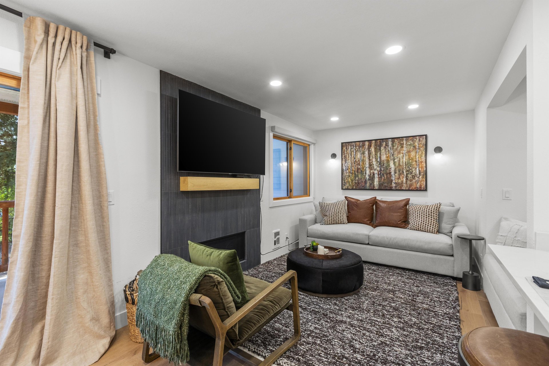 Snow Flower 44s living room with modern and cozy furnishings.