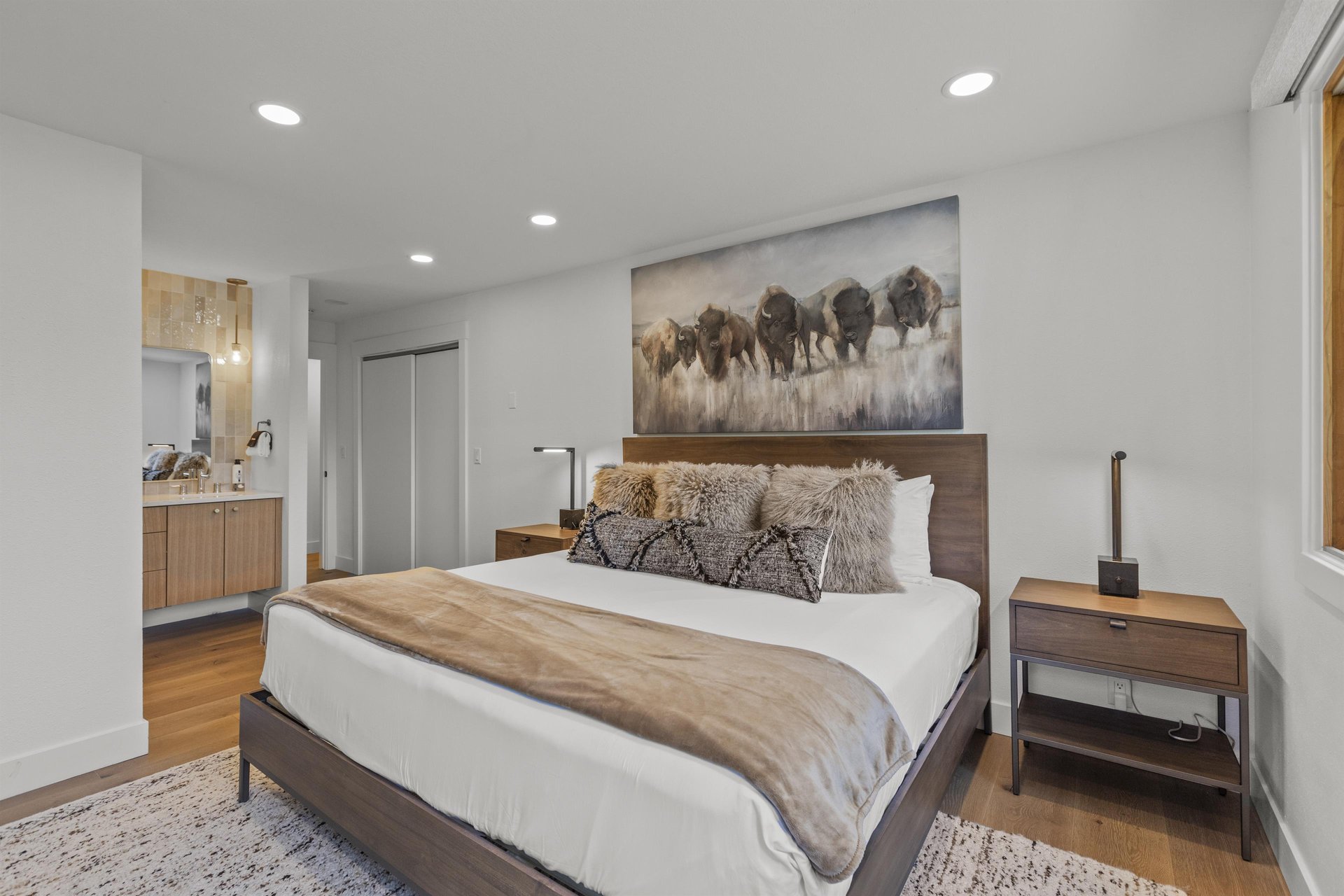 The main suite has a kingsize bed with stylish and modern furnishings.