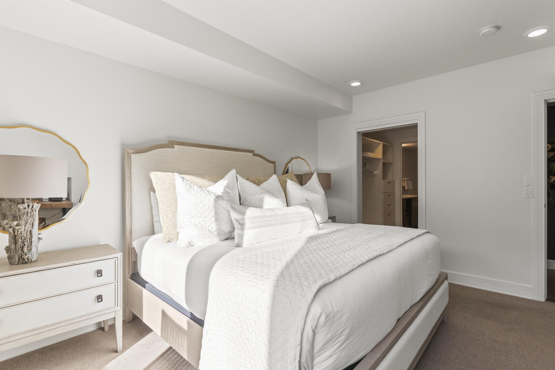The main suite offers a kingsize bed and well appointed furniture.
