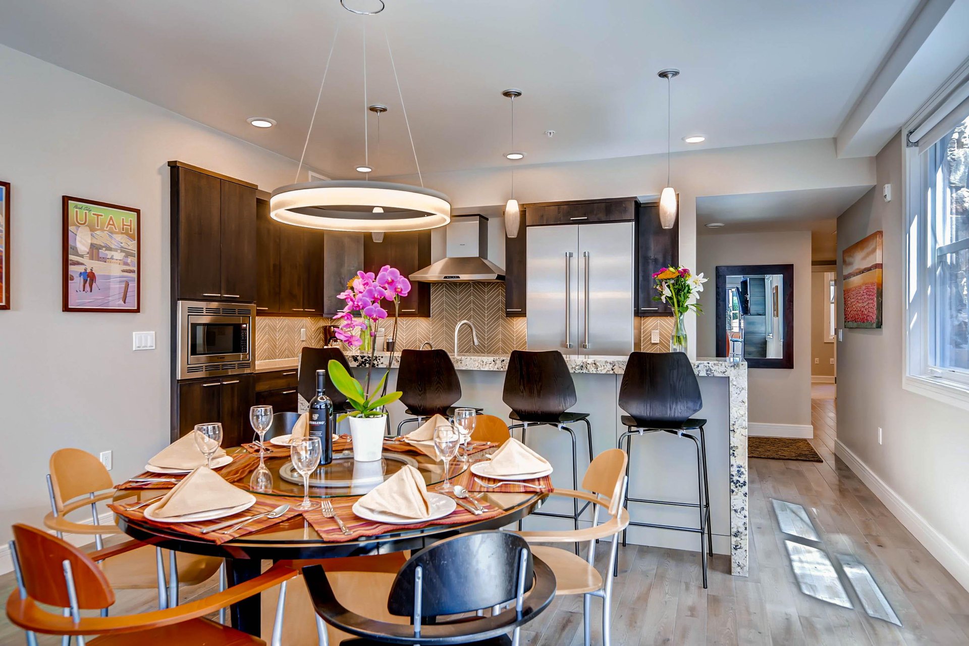 Rio Grand 204 has a dining table with seating 6 and seating at the island for 4 guests.