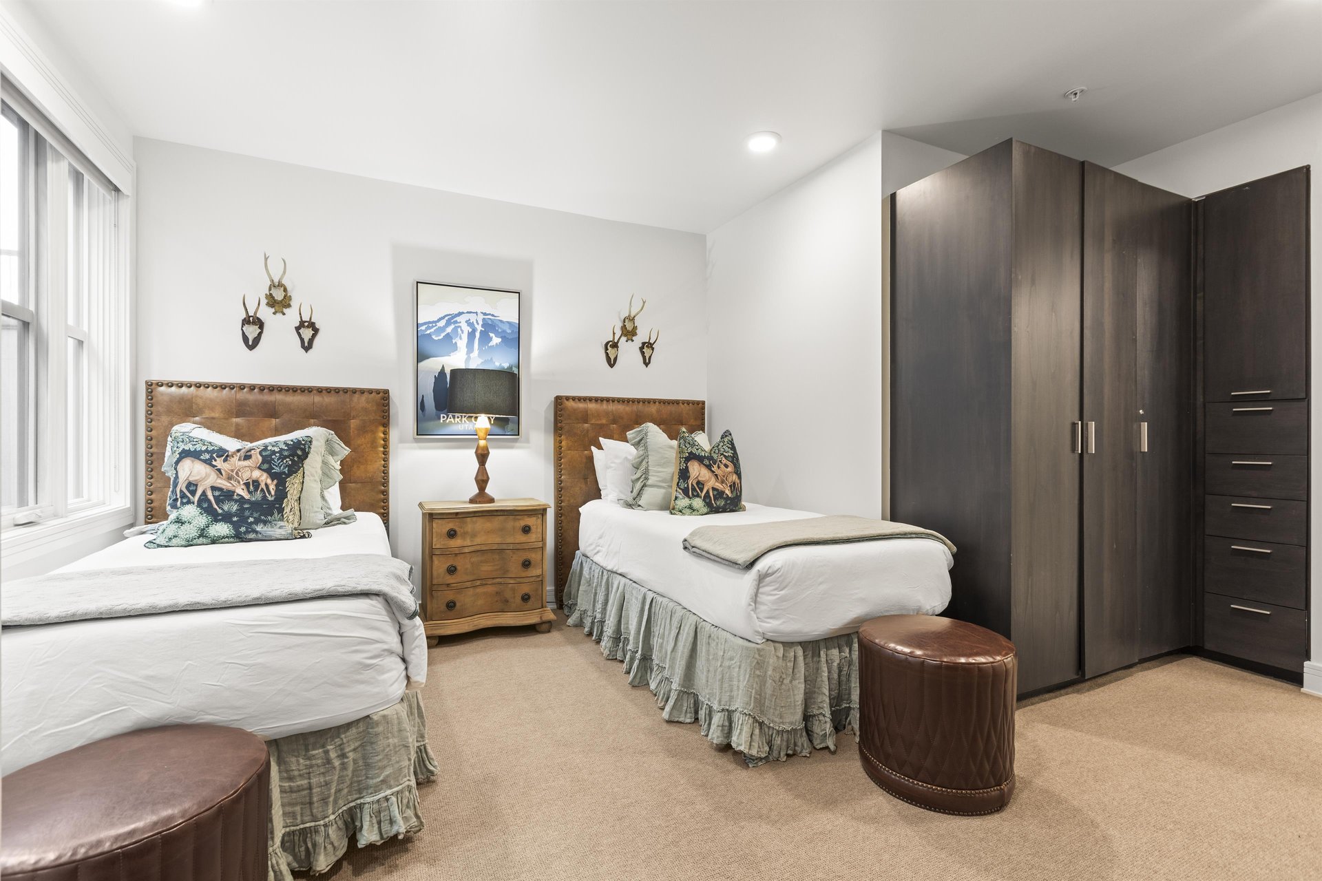 A second bedroom offers two twin beds that can be made into a kingsize bed with 24hours advanced notice.