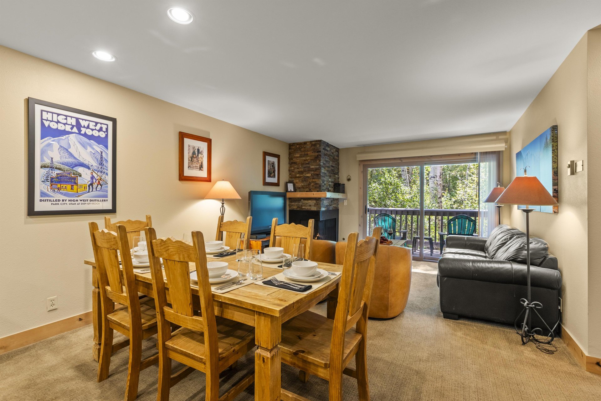 Snow Flower 144 offers a dining table with seating for 6 guests.
