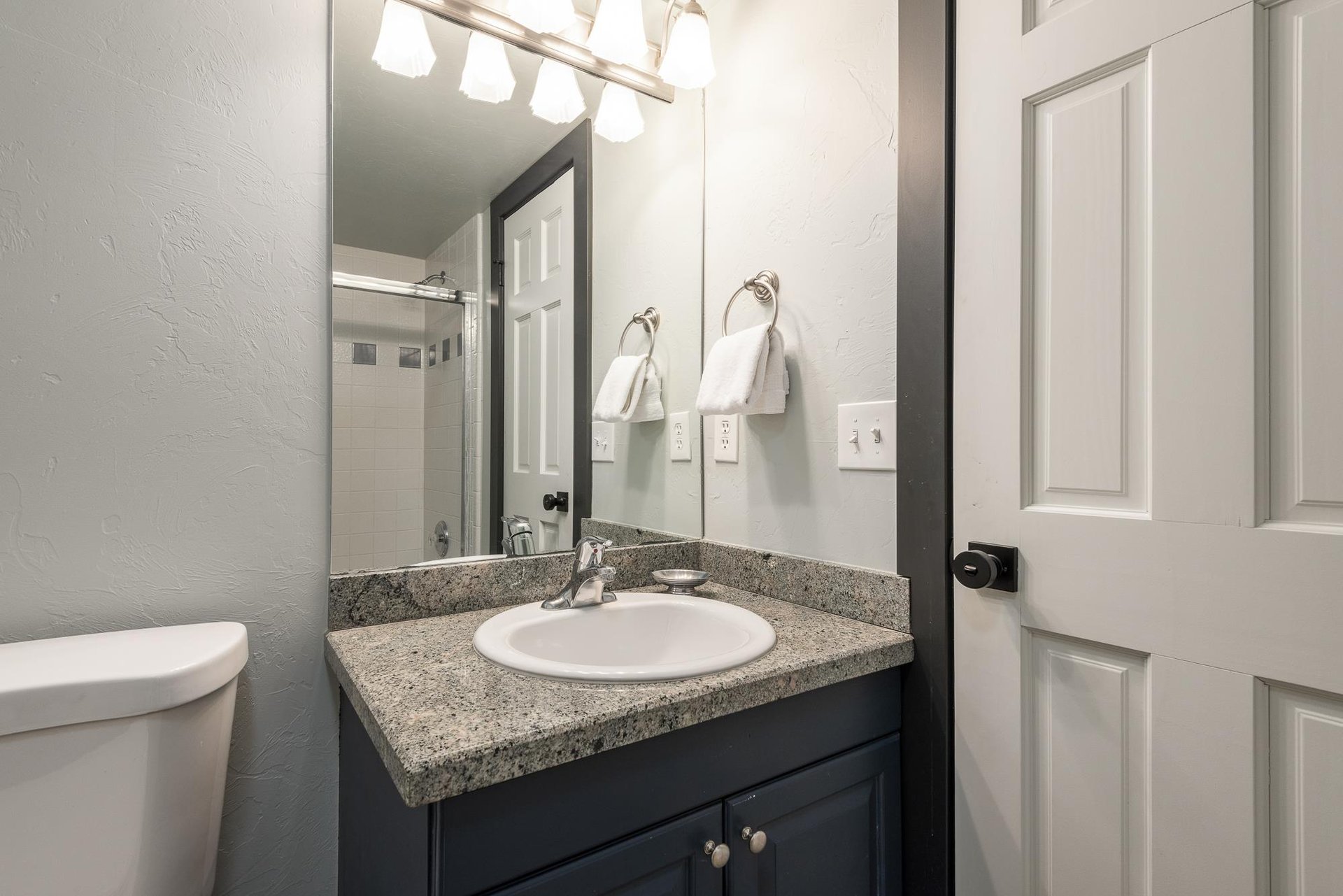 Full bathroom on the 2nd level