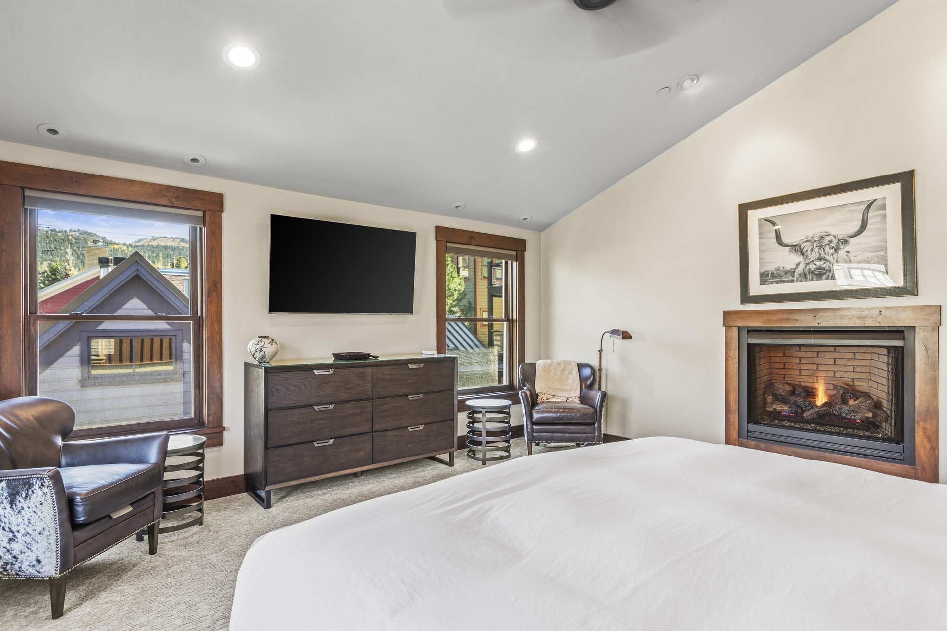Vacation rental main suite with king size bed.