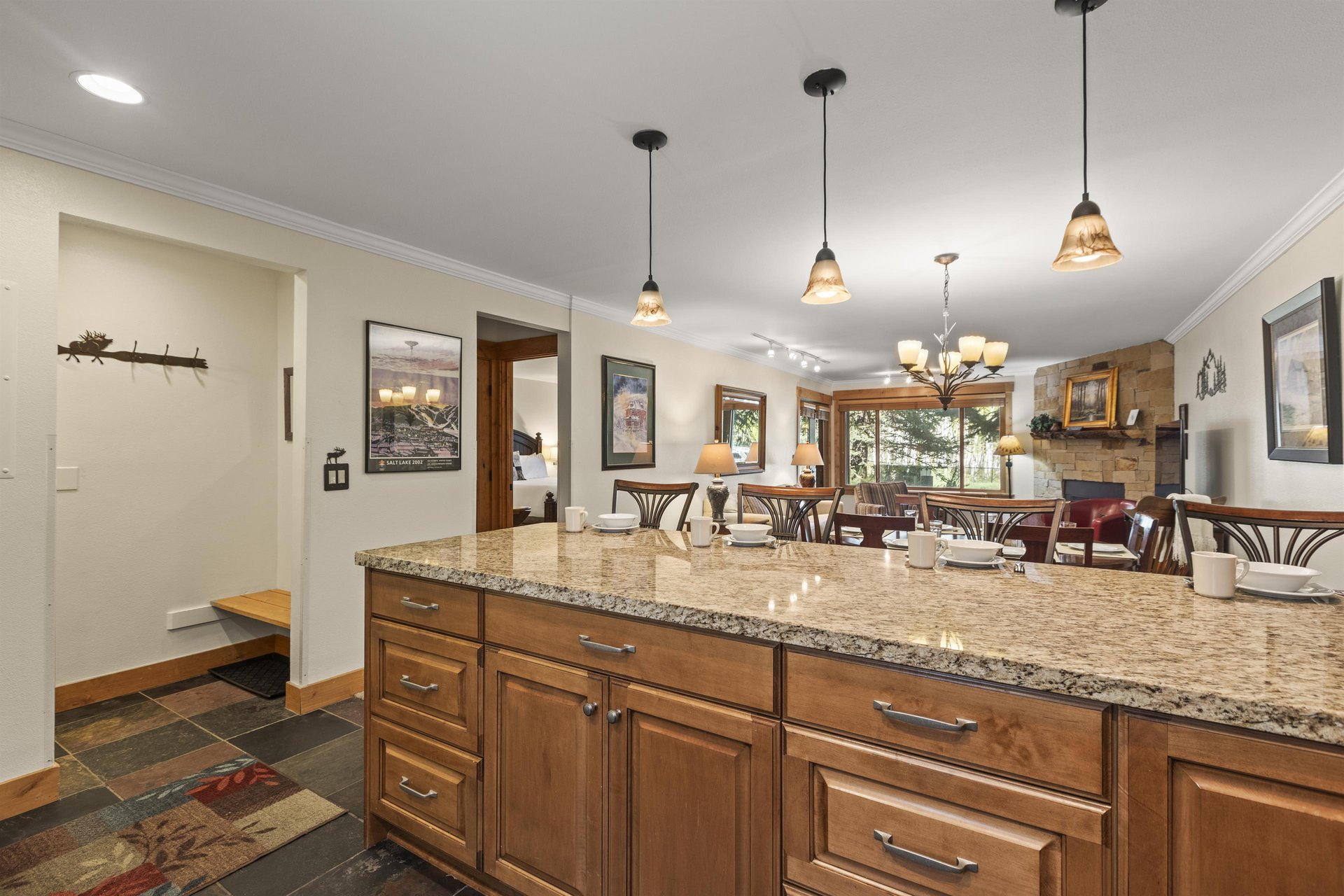 The breakfast bar offers seating for 4 guests.