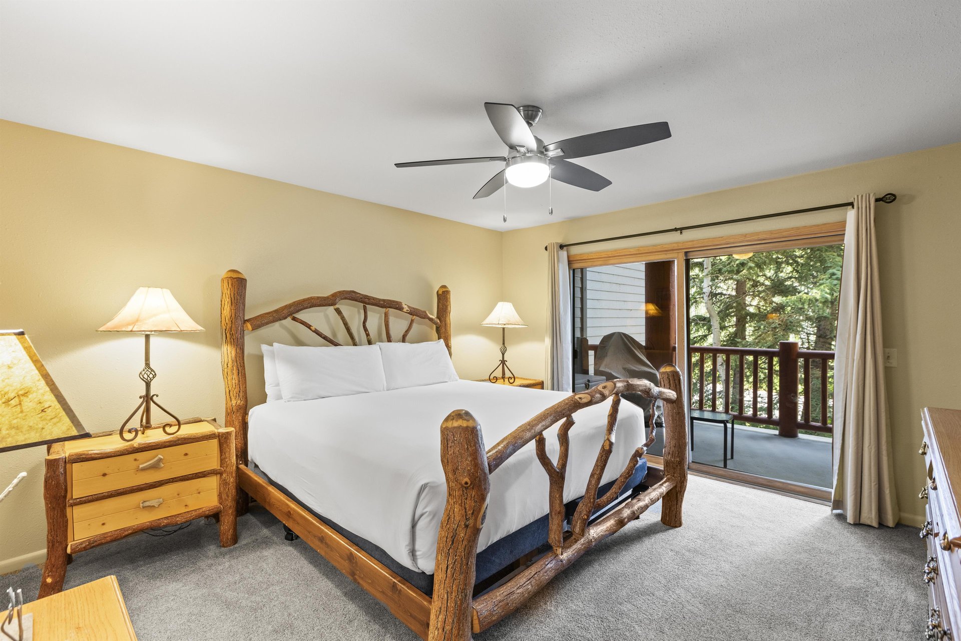 The main suite offers a kingsize bed with a log bedframe.