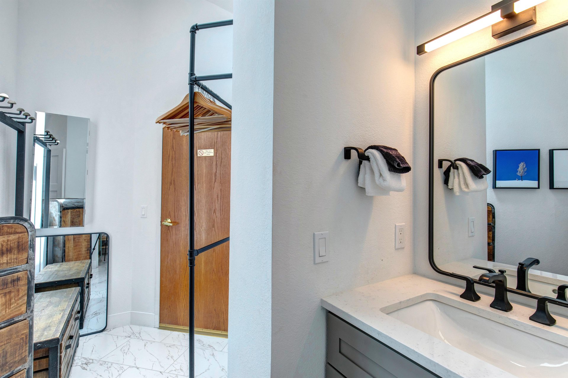 A second entry and the attached bathroom.