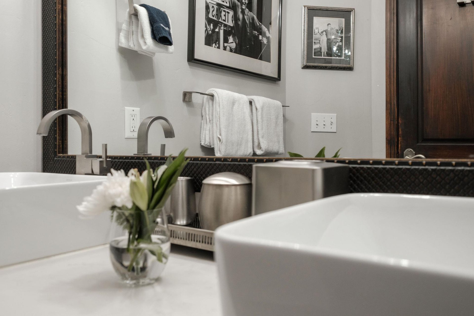 The shared bathroom with double sink vanities.